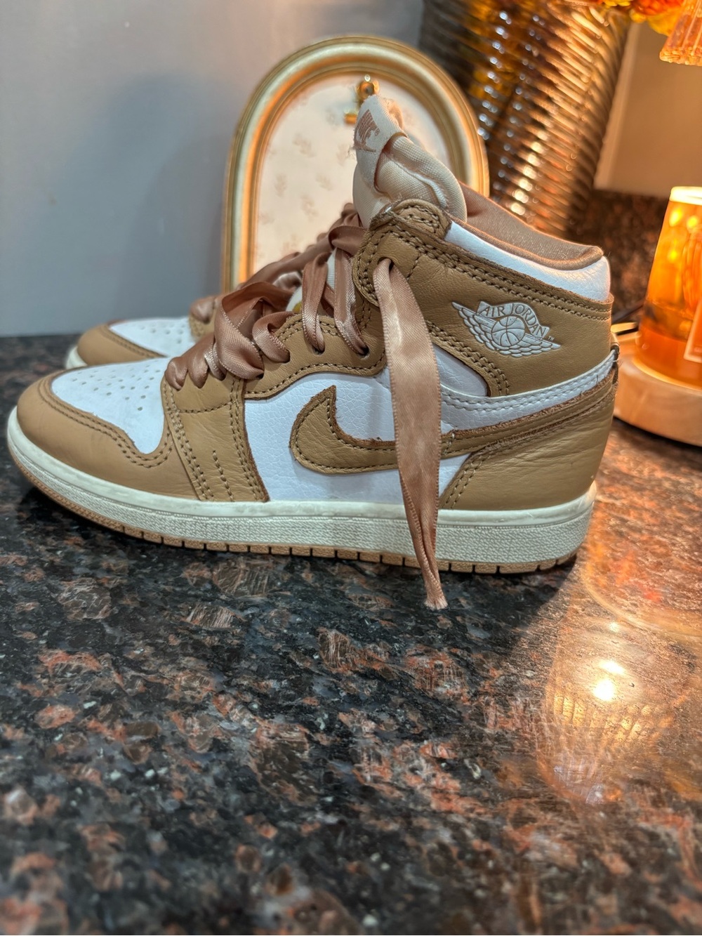 Air Jordan 1 Mid girls Sneakers in Tan and White